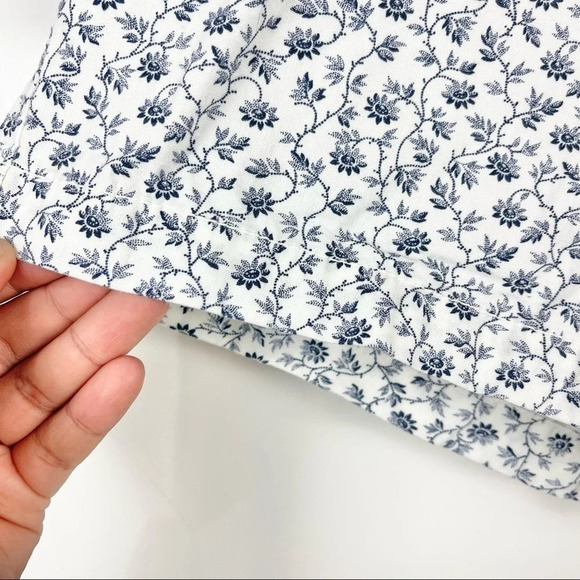 Old Navy Floral Print Mid Rise Casual Shorts Size 2 - Picture 5 of 8